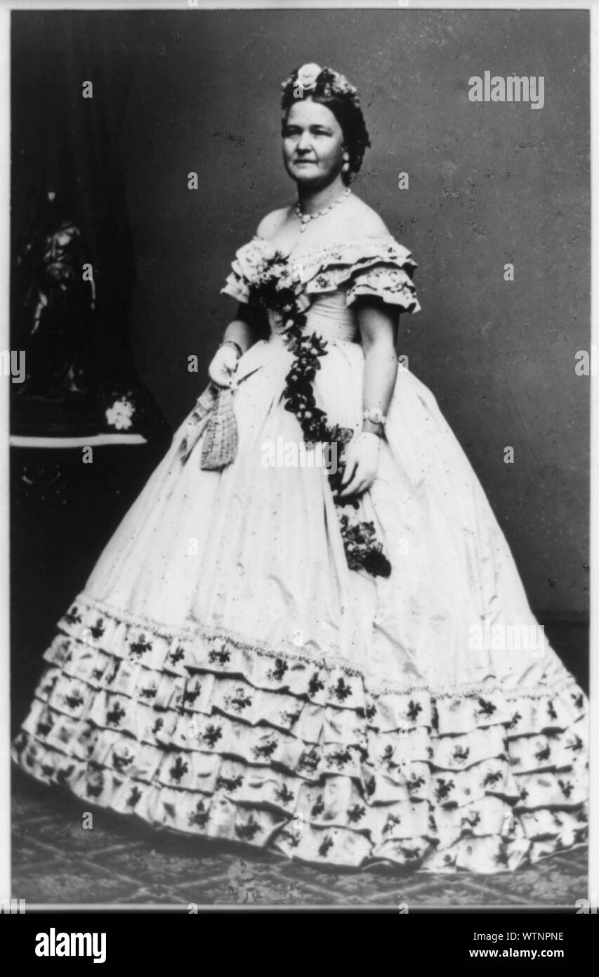 Frau Abraham Lincoln, full-length Portrait, stehend, nach links, in der Nähe der Tabelle Stockfoto