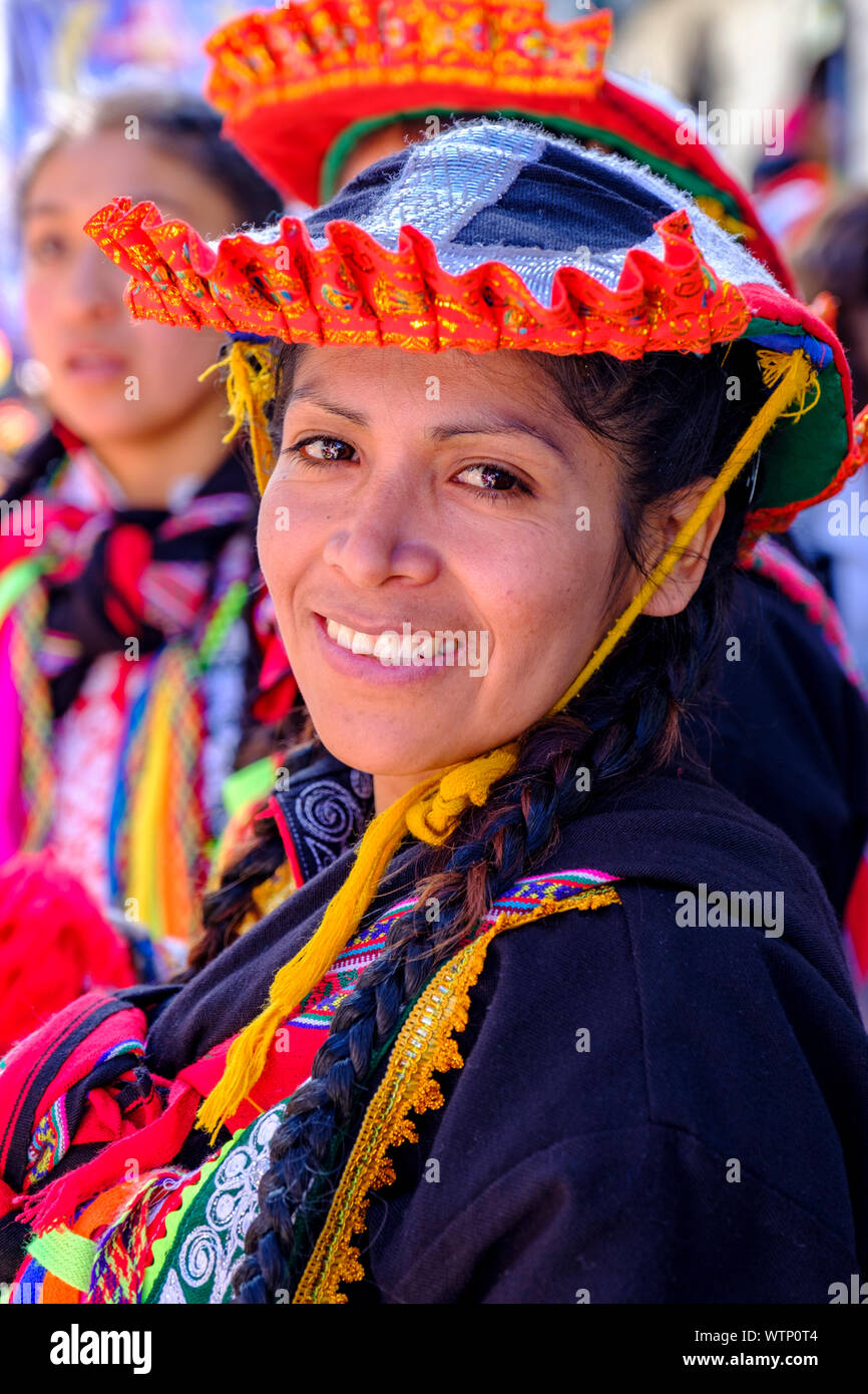 Peru Frauen, Porträt einer jungen peruanischen Frau in traditioneller Tracht, Trachten, lächelnd in die Kamera, Cusco, Peru. Stockfoto