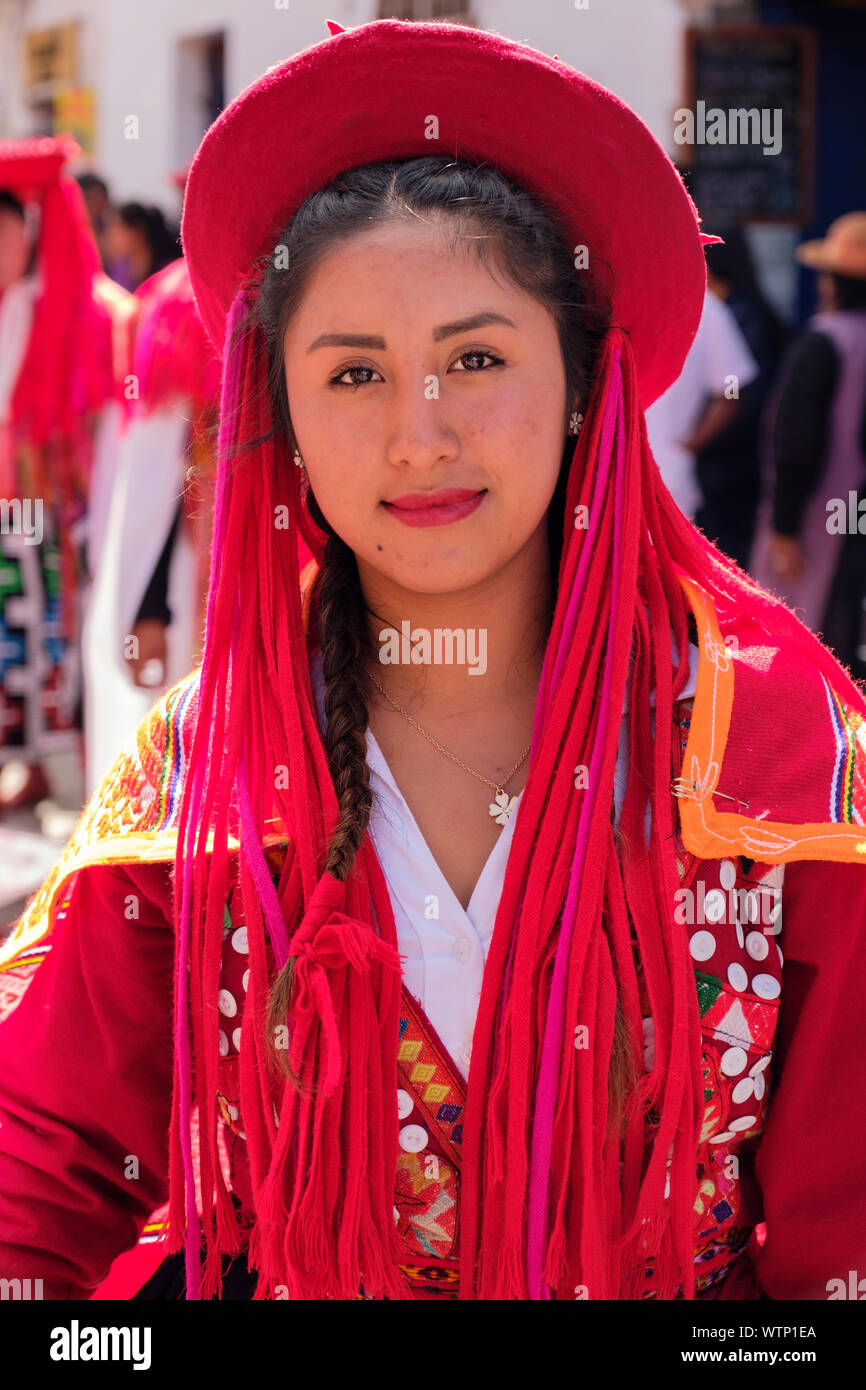Porträt einer jungen peruanischen Frau in Tracht, Tracht, lächelnd, Blick auf die Kamera, Cusco, Peru. Stockfoto