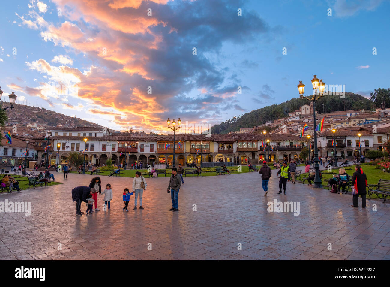 Einheimische am Cusco Plaza de Armas während Sonnenuntergang, am späten Nachmittag, Plaza de Armas Cuzco, Plaza de Armas, Stadt Cusco, Peru. Stockfoto