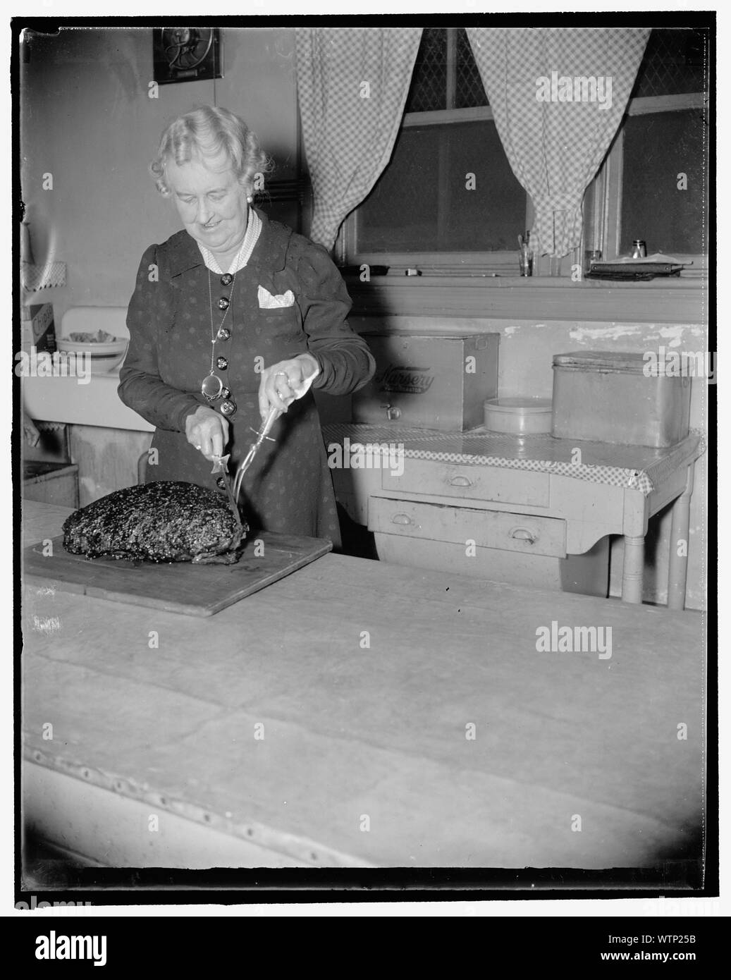 Frau Bristol schneidet Schinken Stockfoto