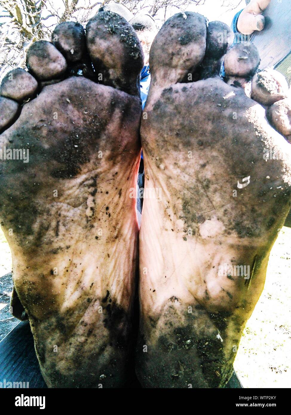 Nahaufnahme der schmutzigen Füße Stockfoto