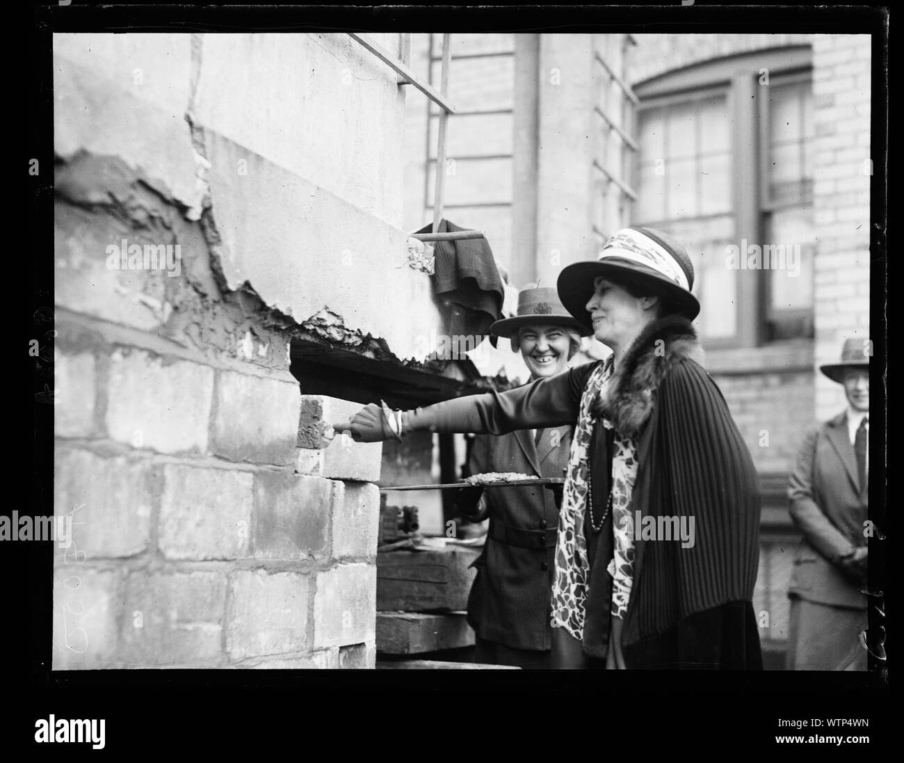 Frau Calvin Coolidge Festlegung Home Sweet Home das Modell südlich des Treasury während [...] Konvention und der inzwischen der Pfadfinderinnen für eine Nat'l Home gedreht worden. Frau Herbert Hoover Frau des Secy. Handels- und Nat'l Anw. Der Pfadfinderinnen auf der rechten Seite Stockfoto