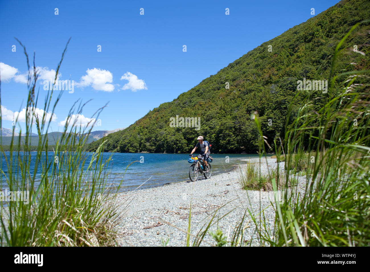 Dallas Hewett Fahrten neben dem zu den Mavora Lakes, Southland, Neuseeland. Stockfoto