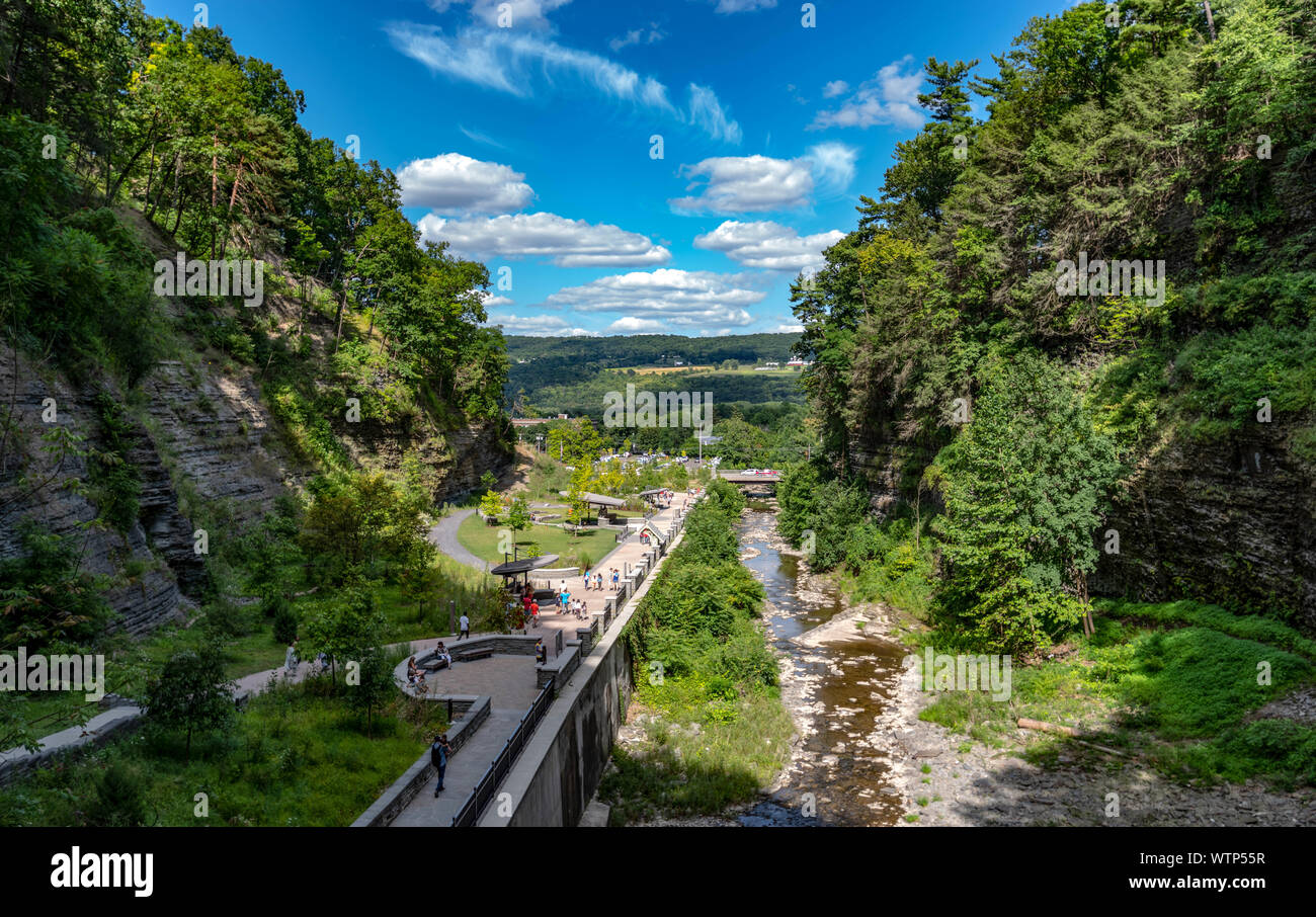 Watkins Glen: Das Meisterwerk der Natur im Herzen der Finger Lakes mit Wasserfällen, üppigen Landschaften und fesselnden Felsformationen. Stockfoto