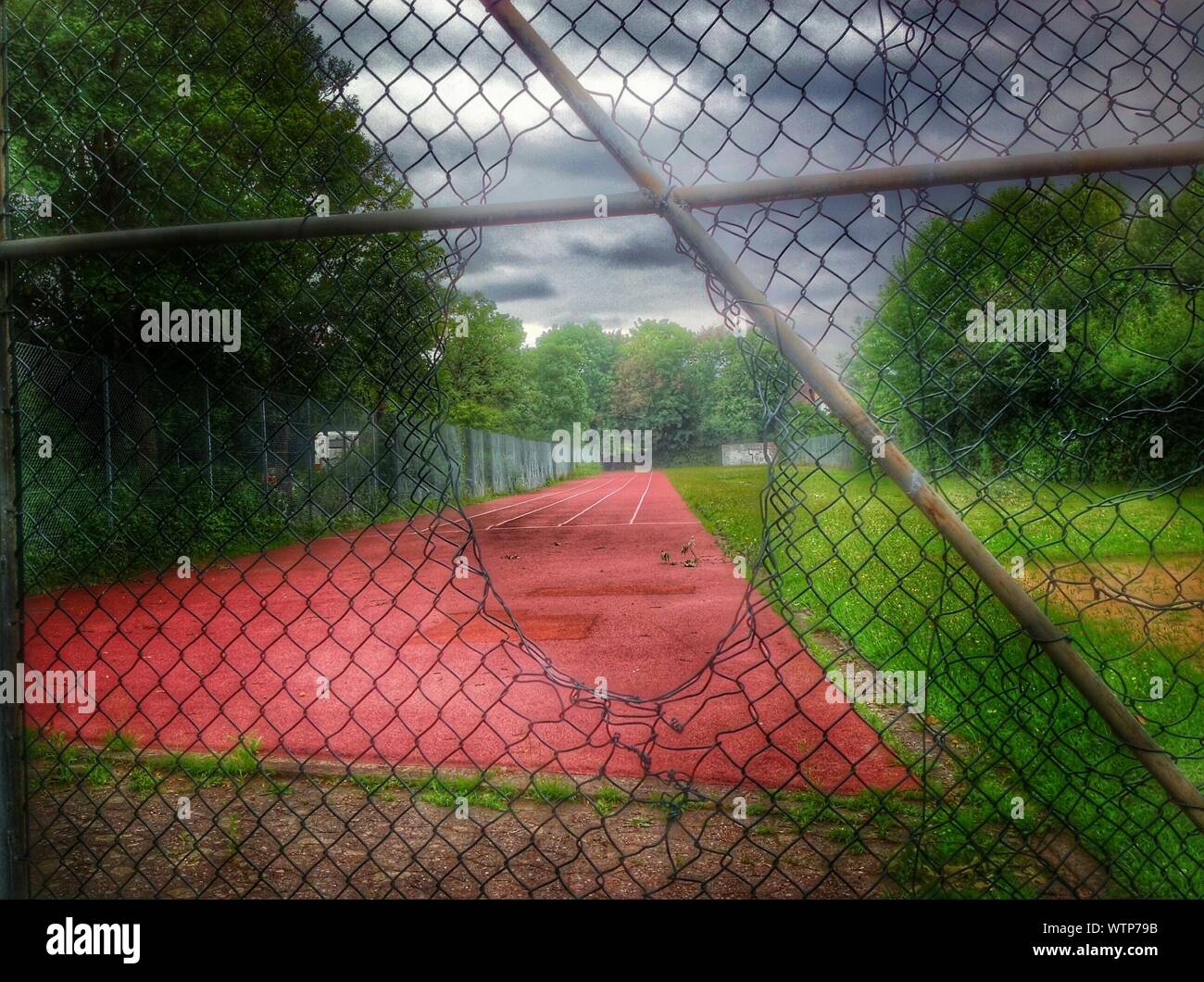 Sportplatz mit Zaun im Vordergrund Stockfoto