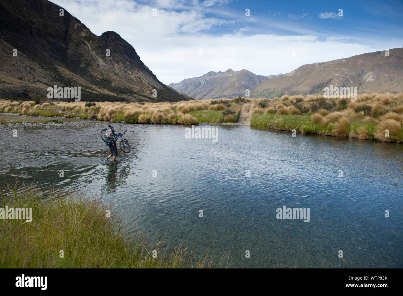 Dallas Hewett Überquerung des Flusses Mararoa, Southland, Neuseeland. Stockfoto