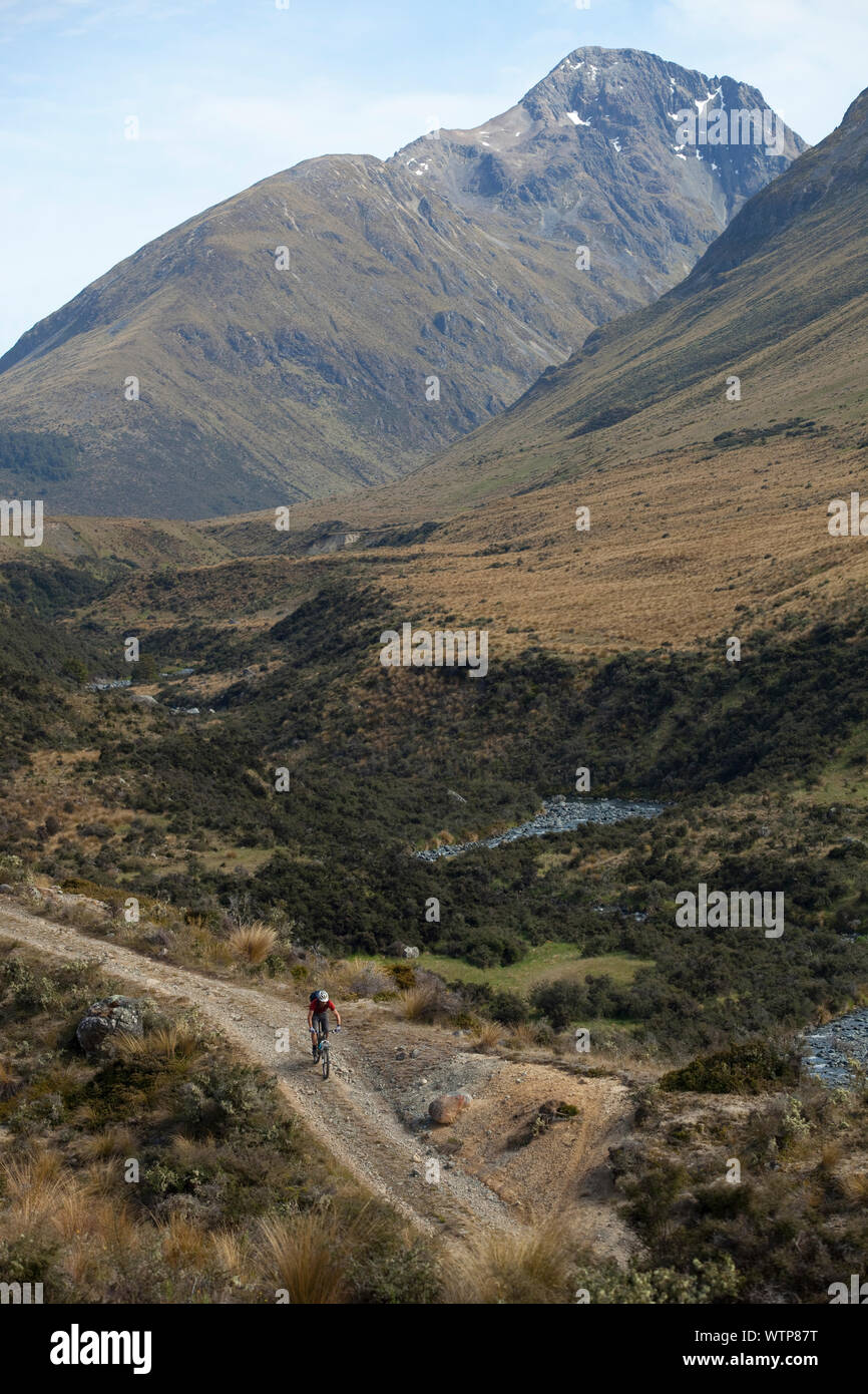 Dallas Hewett Radtouren nach Norden in Richtung Gabel Hütte, Southland, Neuseeland. Stockfoto