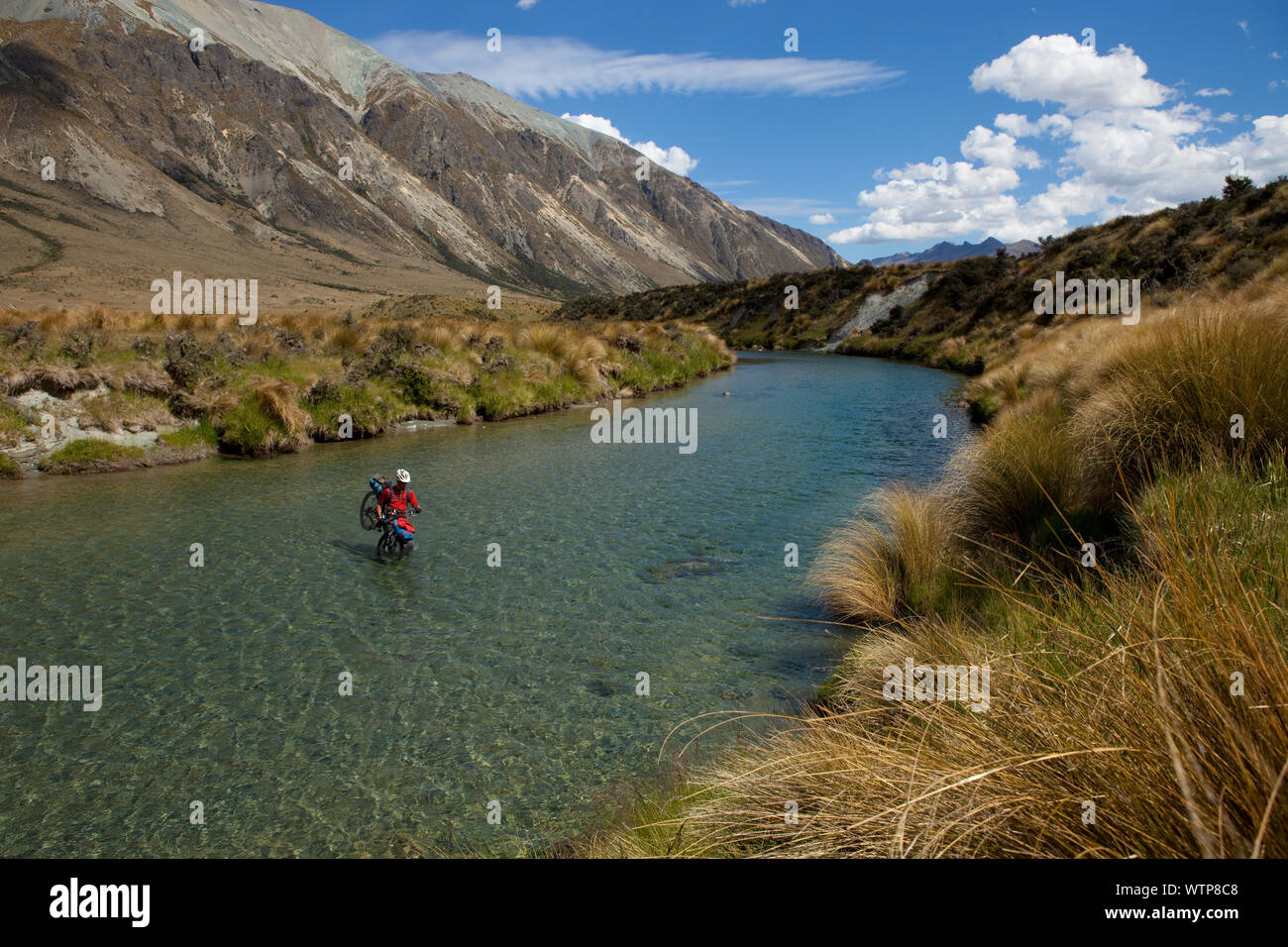 Dallas Hewett Überquerung der Mararoa Fluss, zu den Mavora, Southland, Neuseeland. Stockfoto