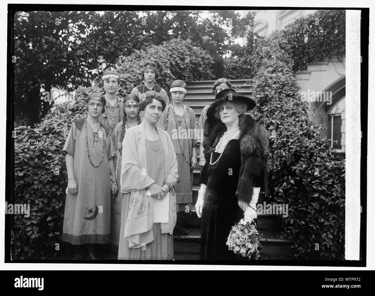 Frau Coolidge & Lagerfeuer Mädchen, [10/18/23] Stockfoto