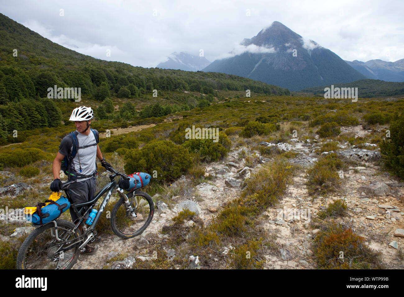 Dallas Hewett, die zu den Mavora Laufsteg mit den Ailsa Bergen im Hintergrund, Southland, Neuseeland. Stockfoto