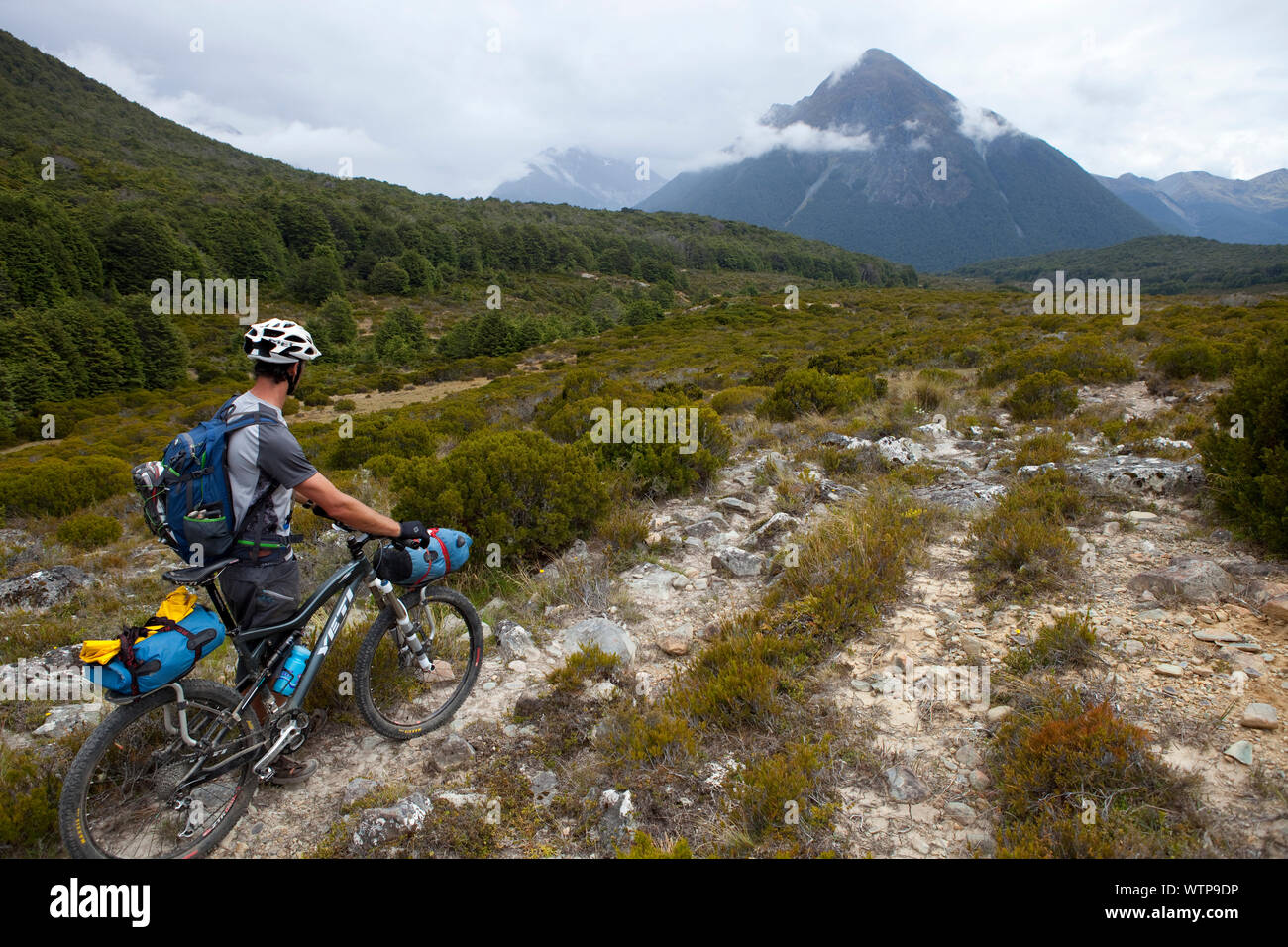 Dallas Hewett, die zu den Mavora Laufsteg mit den Ailsa Bergen im Hintergrund, Southland, Neuseeland. Stockfoto