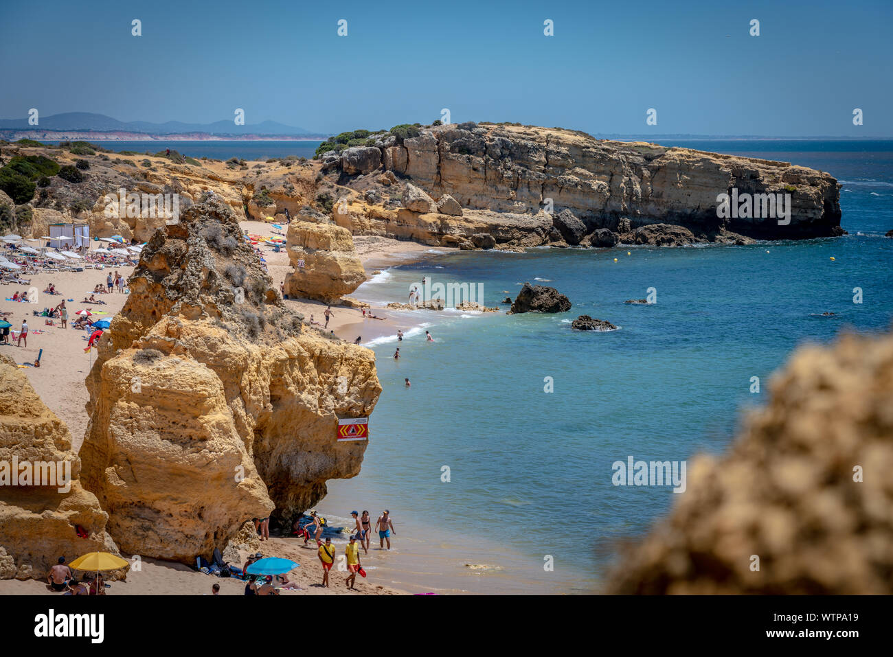 28. Juni 2019 - Algarve, Portugal - Touristen in Praia de São Rafael, einem Strand am Atlantischen Südküste der Algarve, in der Nähe des Village Resort Stockfoto