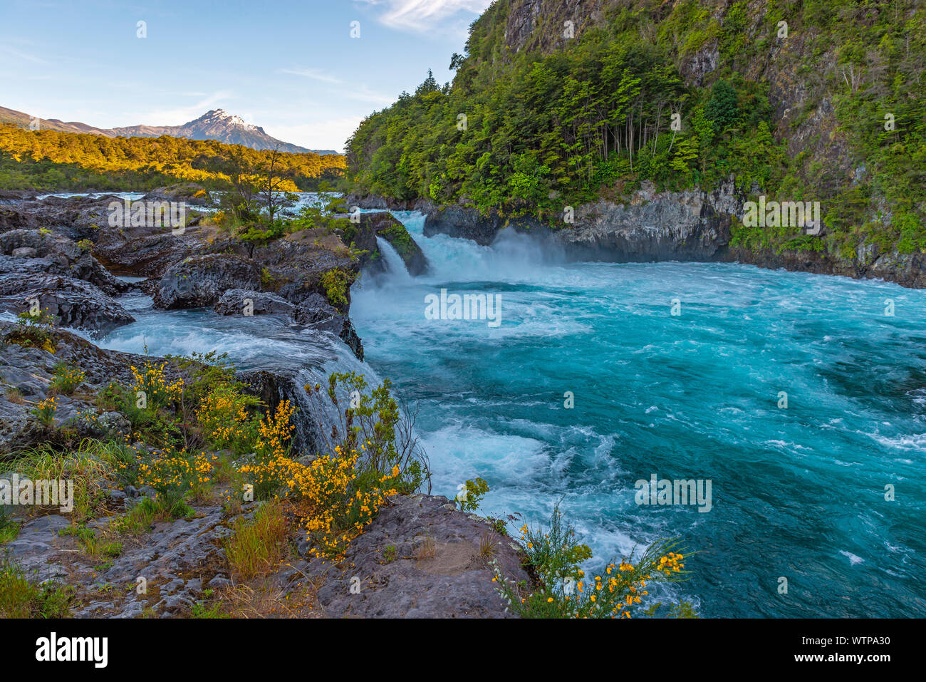 Die Wasserfälle und Stromschnellen von petrohue an einem sonnigen Tag im Lake District von Chile, um Puerto Montt, Puerto Varas und Pucon. Stockfoto