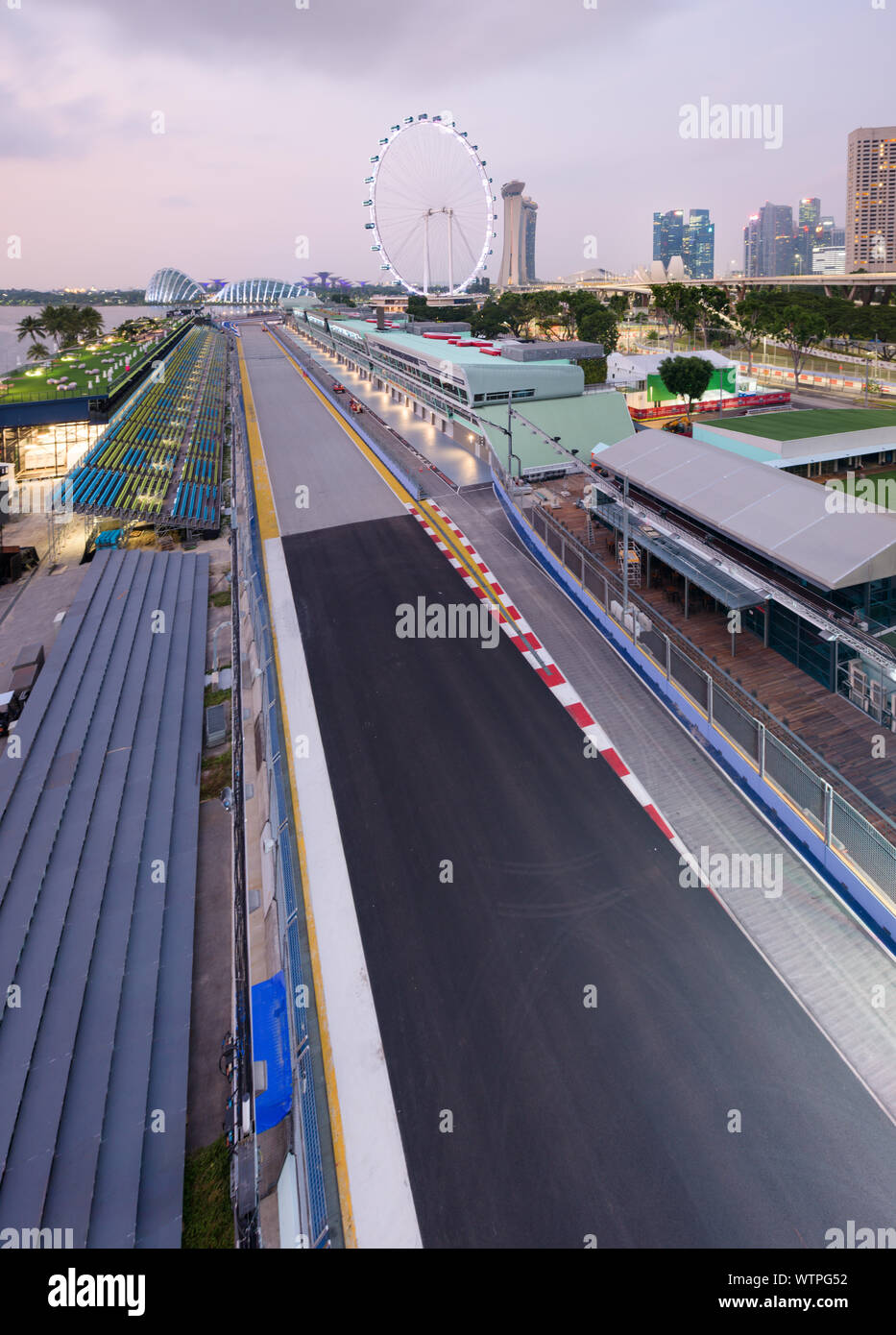 Singapur - 9 Sep 2019: die Marina Bay Street Circuit wird fertig, die Singapur Nachtrennen der Formel Eins Grand Prix herzlich willkommen. Die Haupttribüne ist l Stockfoto