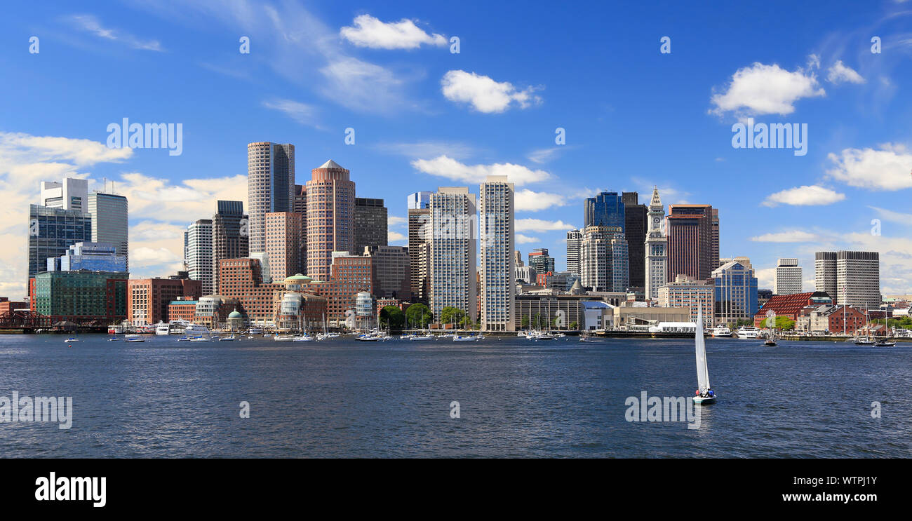 Boston Skyline mit Segelboot auf den Vordergrund, Massachusetts, USA Stockfoto