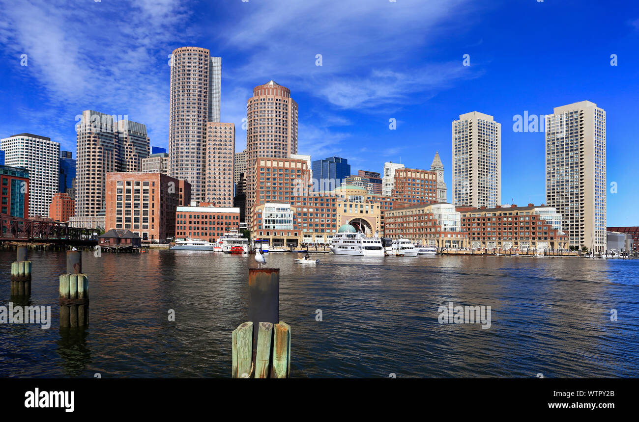 Bunte Boston Skyline am frühen Morgen mit Wolkenkratzer Reflexionen in den Ozean, Massachusetts, USA Stockfoto