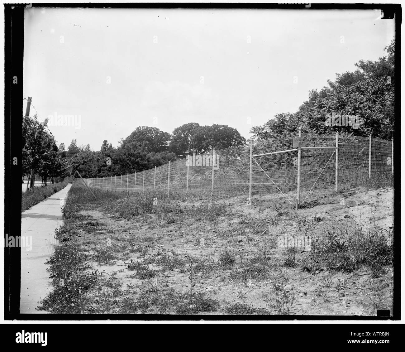 Frau Harriman hat Zäune hinter ihr verbrennen. Washington, D.C., am 27. Mai. In verlassen für Ihre neue Stelle als amerikanische Minister nach Norwegen, Frau J. Borden Harriman nicht brennt, aber ihre Zäune hinter ihr. Das letzte Mal, Frau Harriman weg von ihr Capitol home für längere Zeit war sie eine Last von Schmutz von der Baugrube für das neue Heim der späten Raymond T. Baker auf Ihren vorderen Rasen nach ihrer Rückkehr gedumpten gefunden. Sie klagte für $ 23.000, aber der Fall wurde außergerichtlich beigelegt. Dieses Mal mit einem hohen Zaun um Ihr Grundstück eine Wiederholung der gleichen Sache zu verhindern gebaut hatte. 5/27/37 Stockfoto