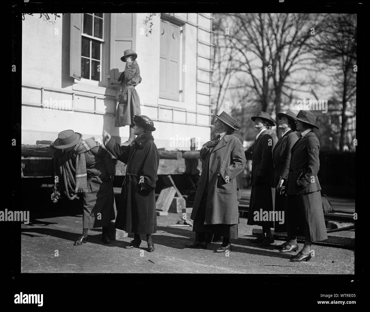 Frau Herbert Hoover, Mitte, mit der Girl Scouts of America akzeptieren [...] Home als Modell Haus [...] Stockfoto