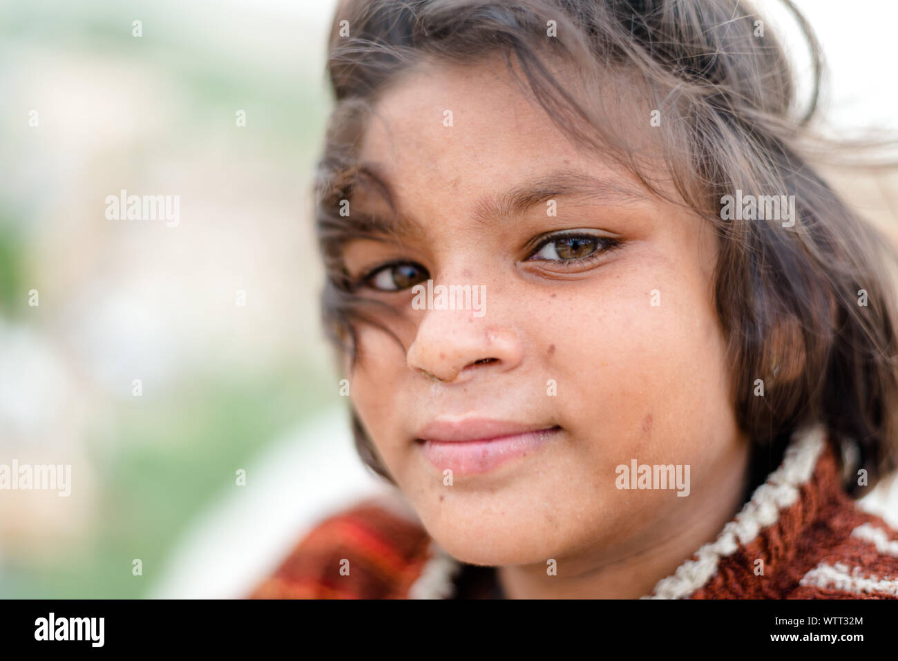 Jaisalmer, Rajasthan, Indien - 29. Juli 2019: Portrait von Mädchen in der Wüste Thar - Stockfoto