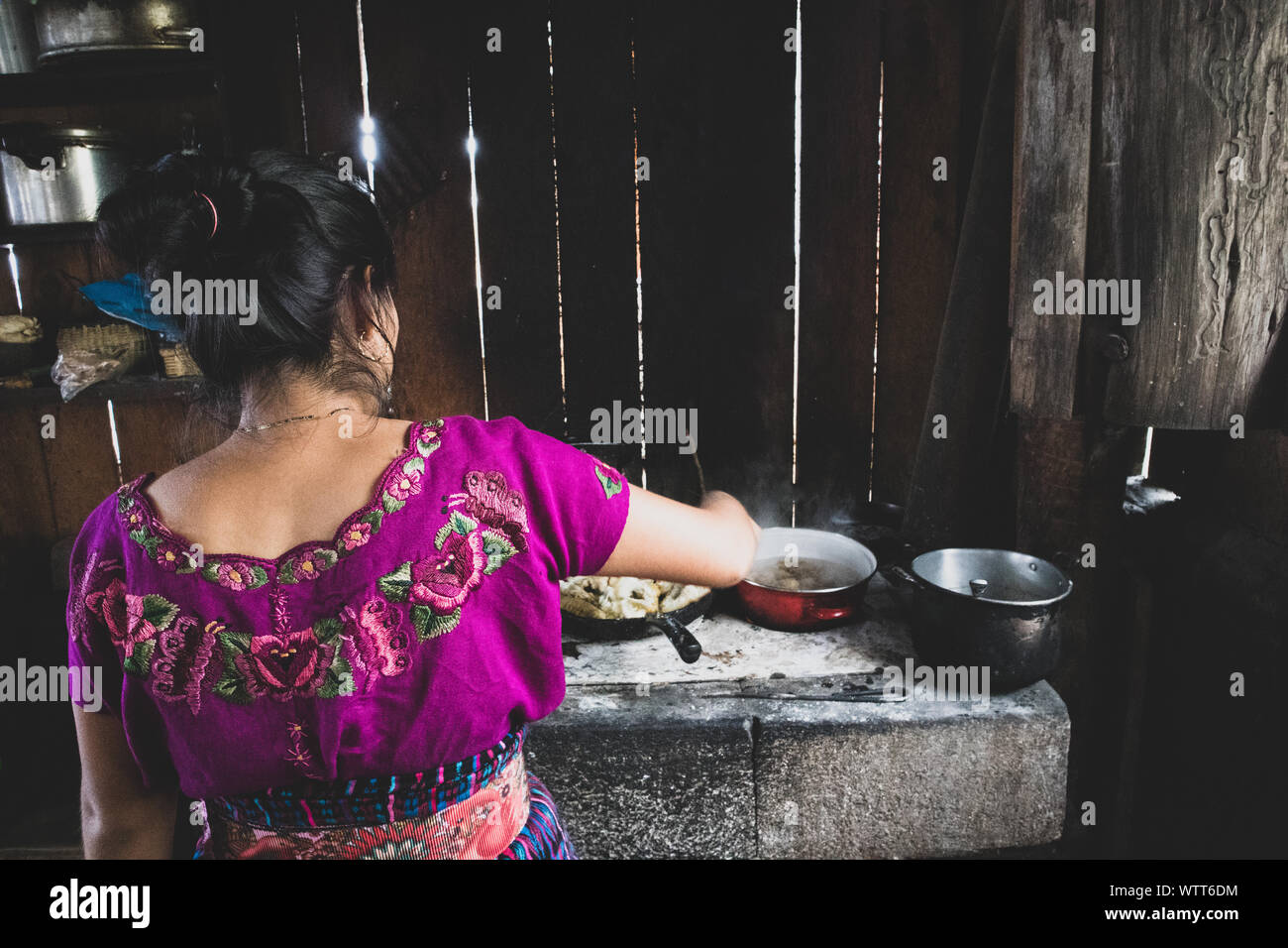 Frau Kochen in der traditionellen Küche in Guatemala Stockfoto