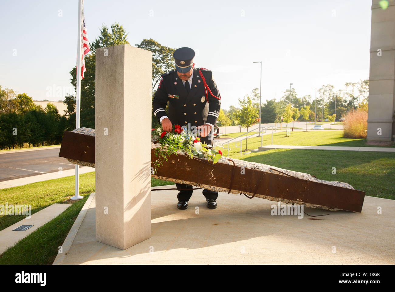 Feuerwehr Union Local 586 Mitglied und Ehrengarde Koordinator Robert Loviscek Orte Blumen auf Lichtstrahl er zurück von New York City für den 9/11-memorial in Bloomington Campus Ivy Tech Community College, in Abstimmung mit der Stadt Bloomington und Bloomington Metropolitan Feuerwehrleute Union Local 586. Die Gedenkstätte hat im Ivy Tech für mehrere Jahre. Bloomington Bürgermeister John Hamilton, Loviscek, pensionierter Indiana State Fire Marshal Jim Greeson, und Bloomington Feuerwehrgeistliches, Harold Godsey mit einer Zeit sprach während der Veranstaltung. Ein Strahl aus dem World Trade Center ist Teil eines Denkmals ein Stockfoto