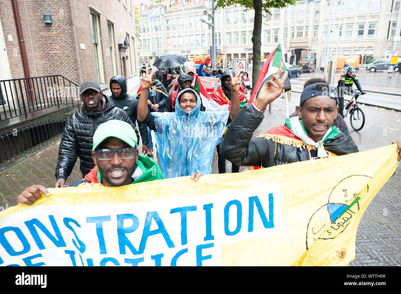 Eine Gruppe von sudanesischen Demonstranten halten ein Banner während der Demonstration vom 6. bis 11. September, einem internationalen Sudanesischen März fand in London starten und beenden in Den Haag Nach dem Stoppen in Frankreich und Belgien. Am 11. September, der März vor dem Internationalen Strafgerichtshof Gebäude angekommen, in Den Haag. Der März war in Solidarität mit der Sudanesischen Revolution statt und fordert die Verfolgung von militärischen Verbrecher im Sudan. Der März war von der sudanesischen Initiative Europa organisiert. Stockfoto