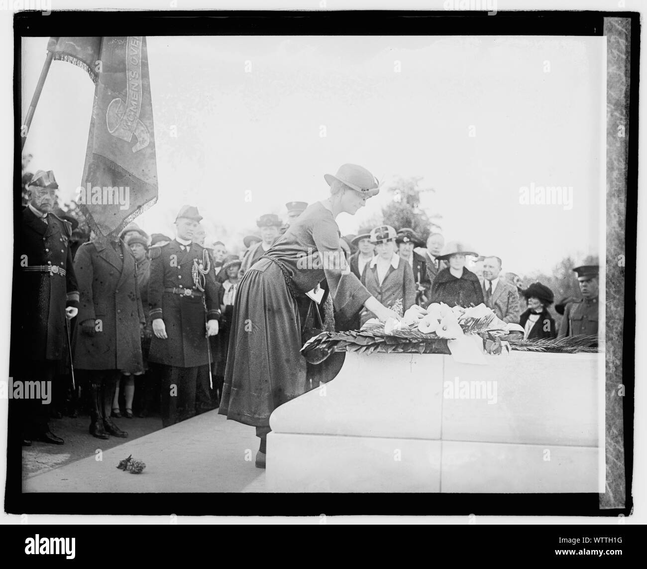 Frau Oswald Kauen von Phila., Frauen in Übersee Service Liga, 5/1/22 Stockfoto