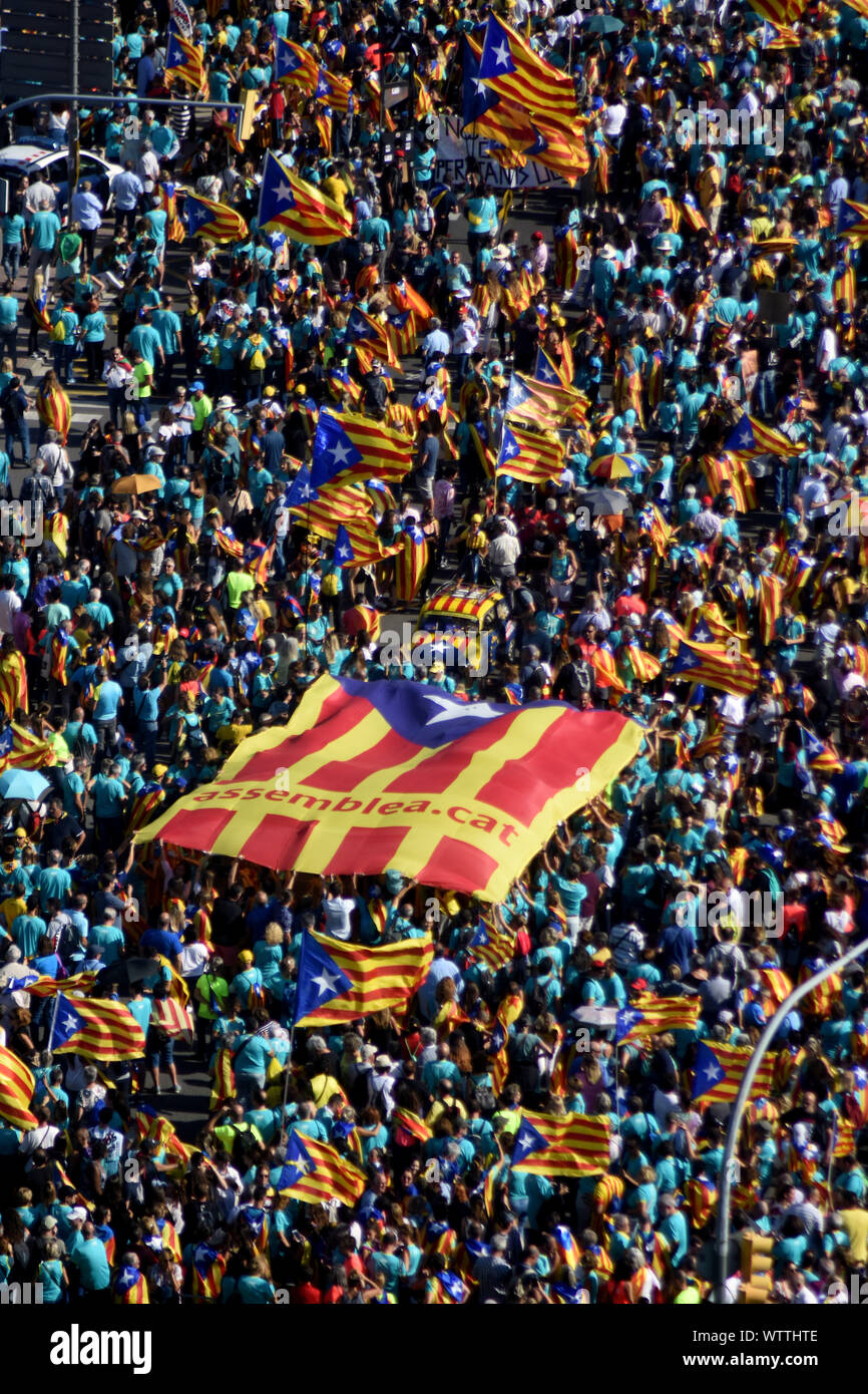 Barcelona, Spanien. 11 Sep, 2019. Eine allgemeine Ansicht der Massen in Spanien Square während der Demonstration. Nach Angaben der Polizei rund 600.000 Menschen auf den Straßen von Barcelona während einer Demonstration Kataloniens nationalen Tag zu kennzeichnen. Credit: SOPA Images Limited/Alamy leben Nachrichten Stockfoto