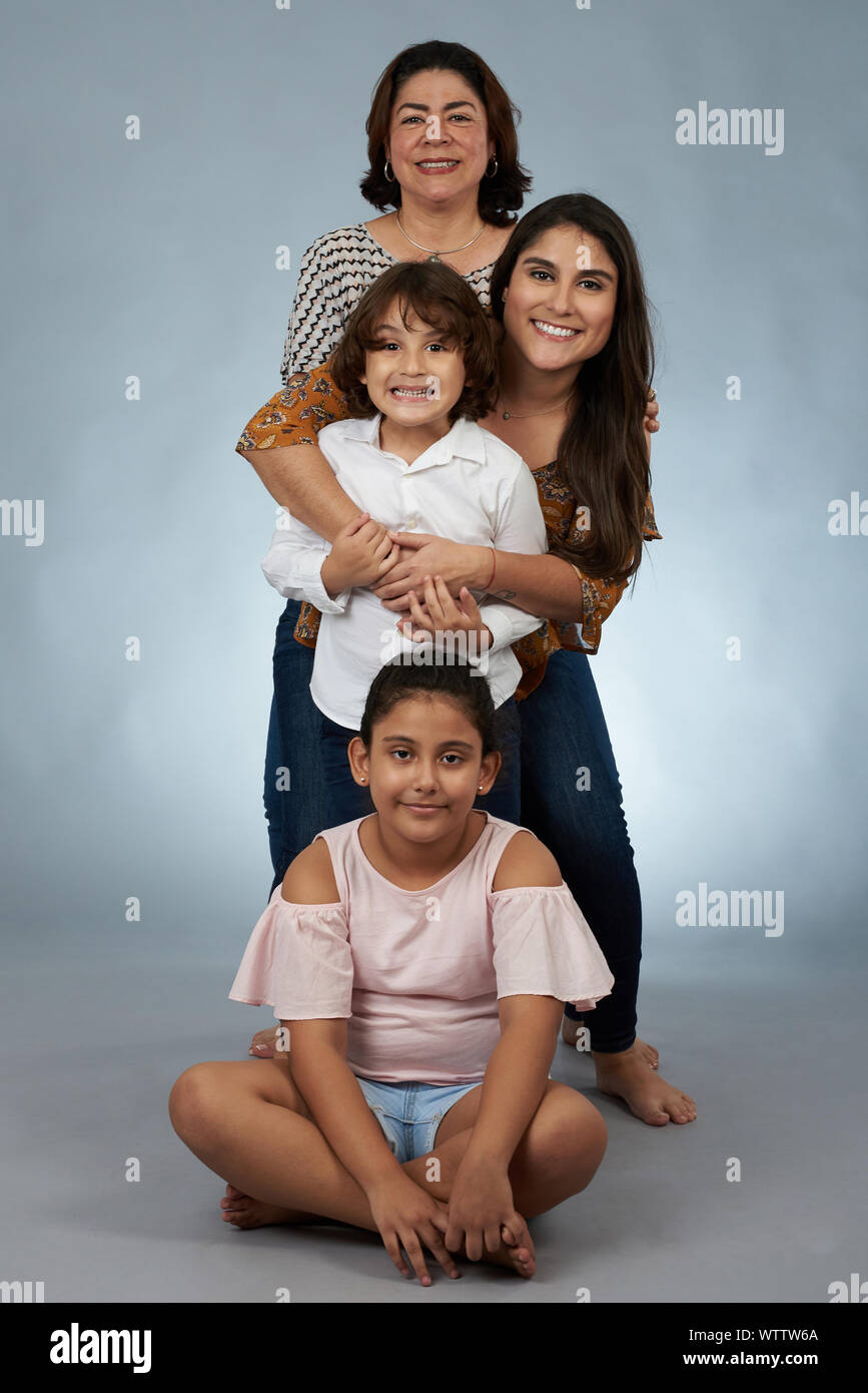 Portrait von Happy hispanic Oma und Kinder auf Grau studio Hintergrund Stockfoto
