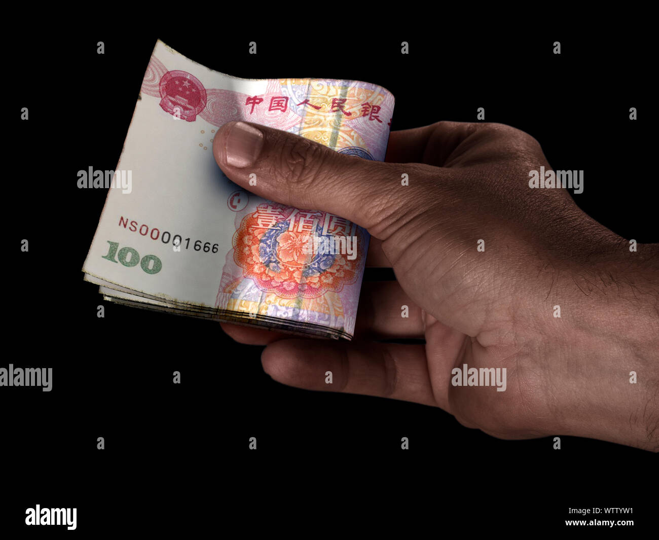 Ein männlicher Schwarzer hand Übergabe eine wad von gefalteten China yuan Banknoten auf einem isolierten Hintergrund Stockfoto