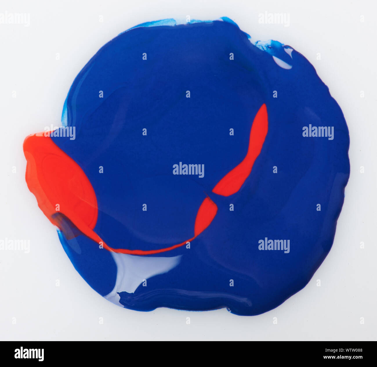 Blaue Farbe mit roten Linie auf weißem Papier Hintergrund isoliert Stockfoto