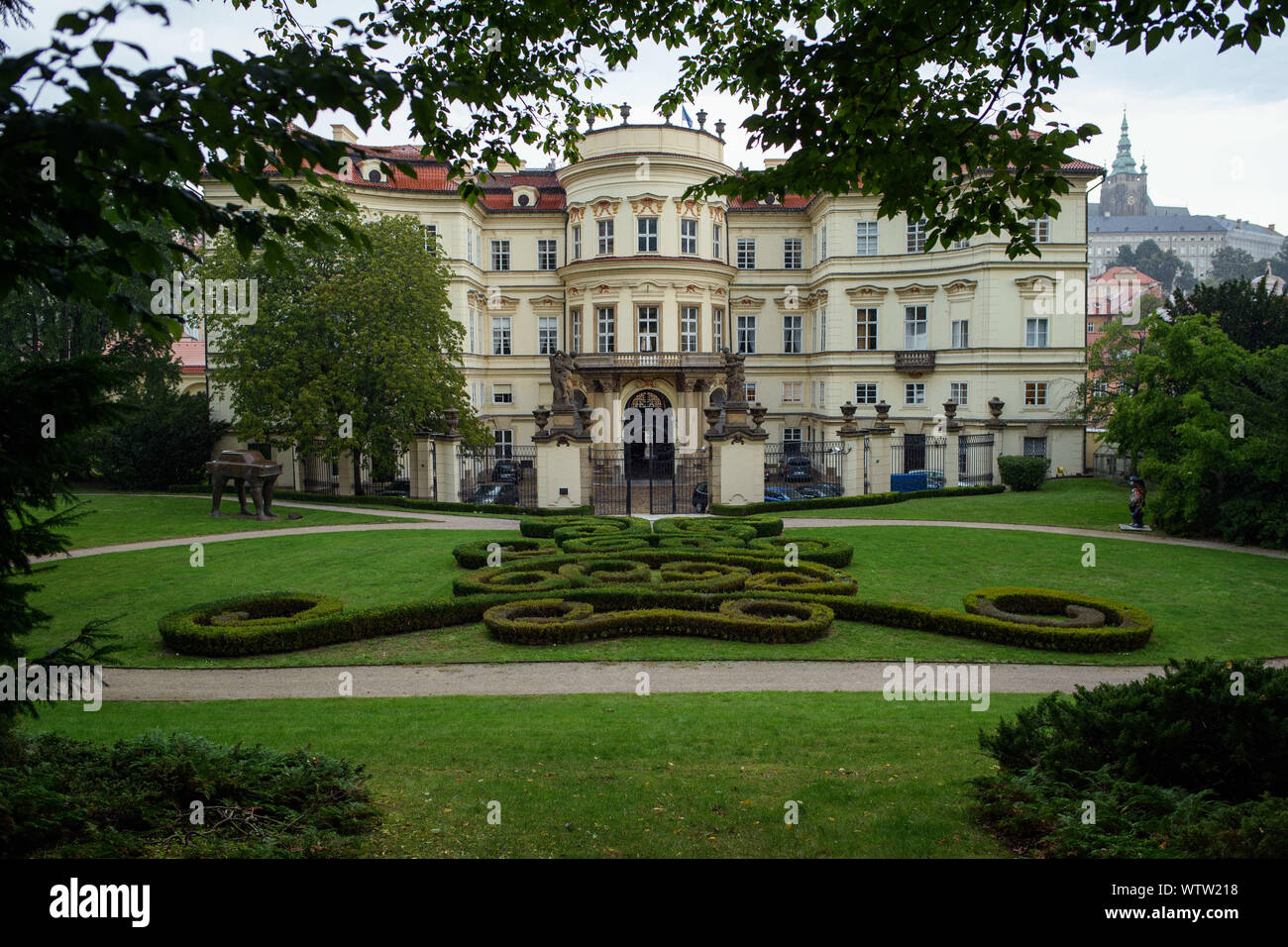 Prag, Tschechien. 05 Sep, 2019. Außenansicht des Palais Lobkowitz, Sitz der Deutschen Botschaft in der Tschechischen Republik. Seit August 1989 Flüchtlinge der ehemaligen Deutschen Demokratischen Republik haben hier Zuflucht gesucht. (Dpa-Geschichte: 30 Jahre Prager Botschaft) Credit: Gregor Fischer/dpa/Alamy leben Nachrichten Stockfoto