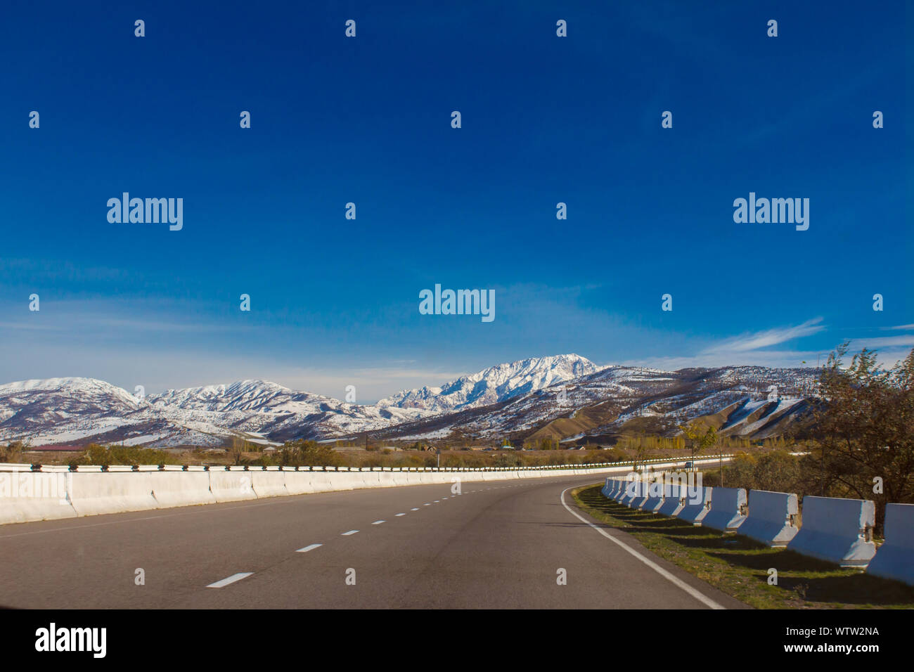 Auf dem Weg in die Berge teilweise durch Schnee bedeckt, späten Herbst Stockfoto