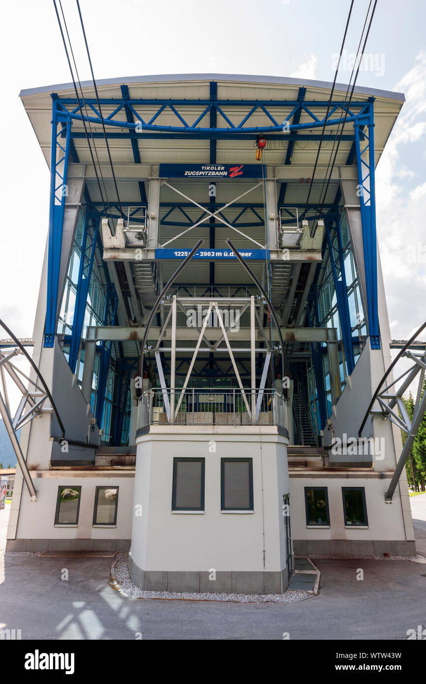 Frontale Weitwinkel- blick in den Ein- und Ausstieg ohne Gondeln an der Talstation der Tiroler Zugspitzbahn im Sommer 2019. Stockfoto