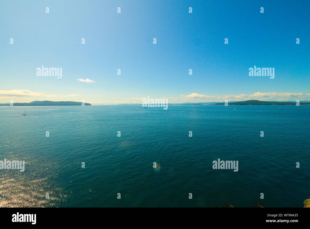 Blick auf den Swanson Channel von Trincomali auf North Pender Island, British Columbia, Kanada Stockfoto