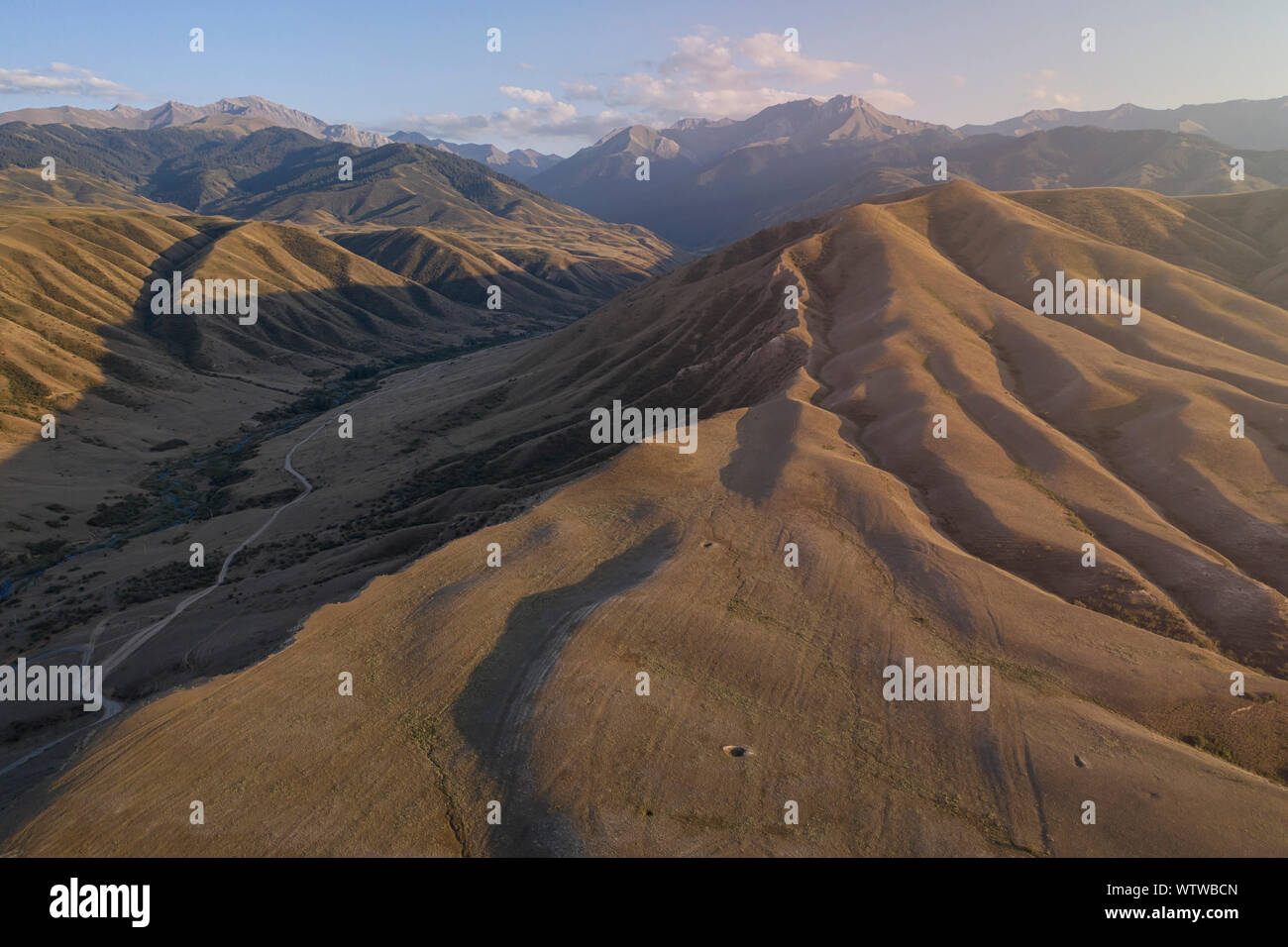 Luftaufnahme von den Bergen in der Nähe von Bleiben Sie Dorf in Kasachstan Stockfoto