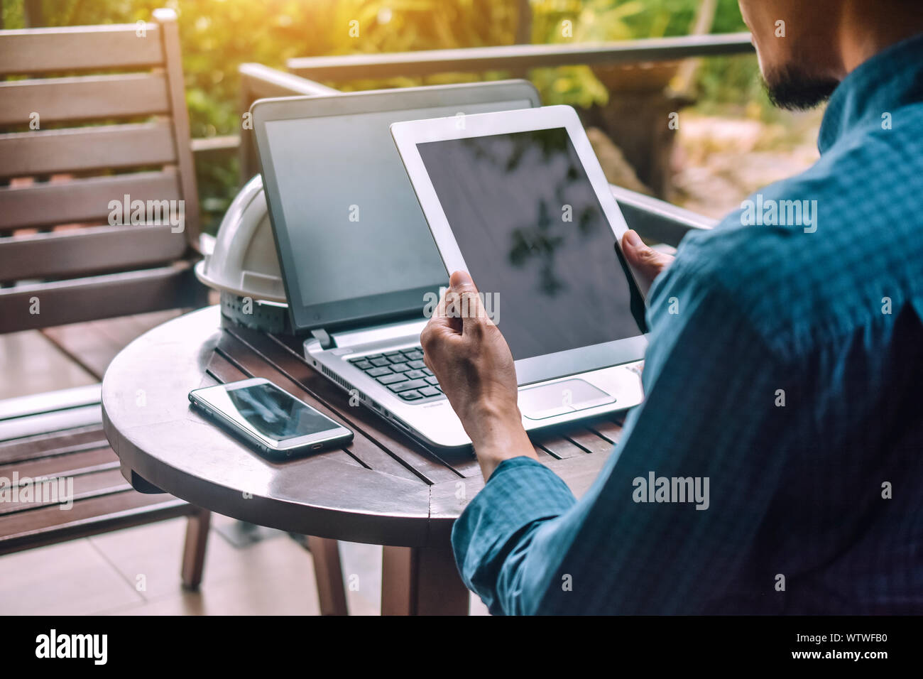 Verbindung, Person, Hilfe, Leute, Mann, Geschäftsmann, Notebook, Handy, Tablet, Konzept, dunklem Holz, online, Wireless, Arbeitsplatz, Büro, Zelle, Stockfoto