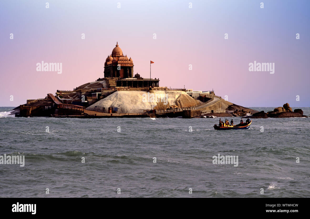 Ansicht des Vivekananda Rock Memorial gebaut im Jahre 1970 zu Ehren des hinduistischen Mönch Swami Vivekananda, der sagte, ist Aufklärung auf einer felsigen Insel umgeben von den Lakkadiven Meer oder die Andamanen und Nikobaren Meer in Kanyakumari erreicht zu haben, im Bundesstaat Tamil Nadu, Südindien Stockfoto