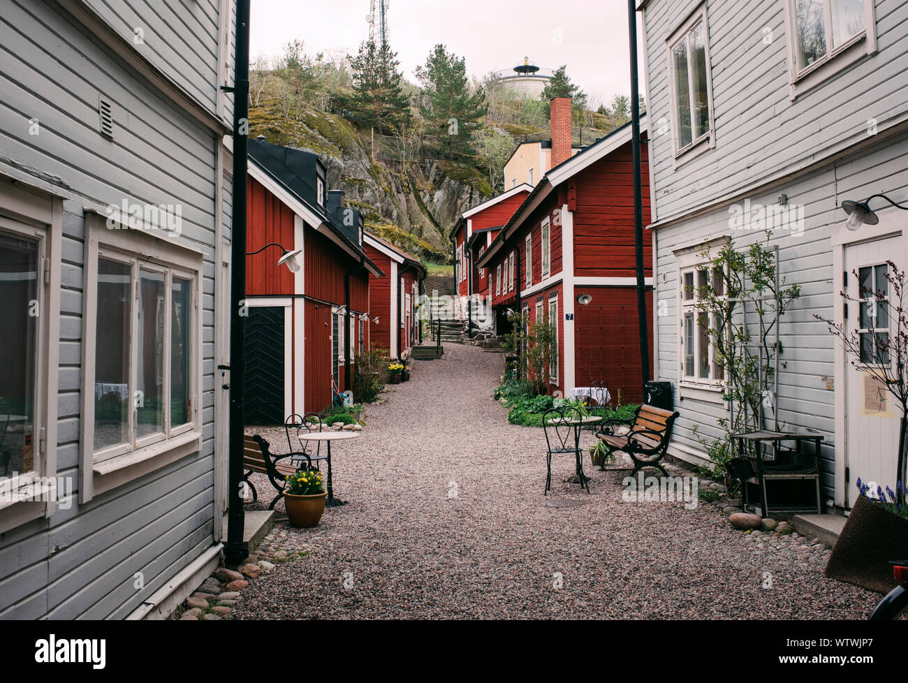 Traditionelle schwedische Straße der roten Holzhäuser in Schweden Stockfoto