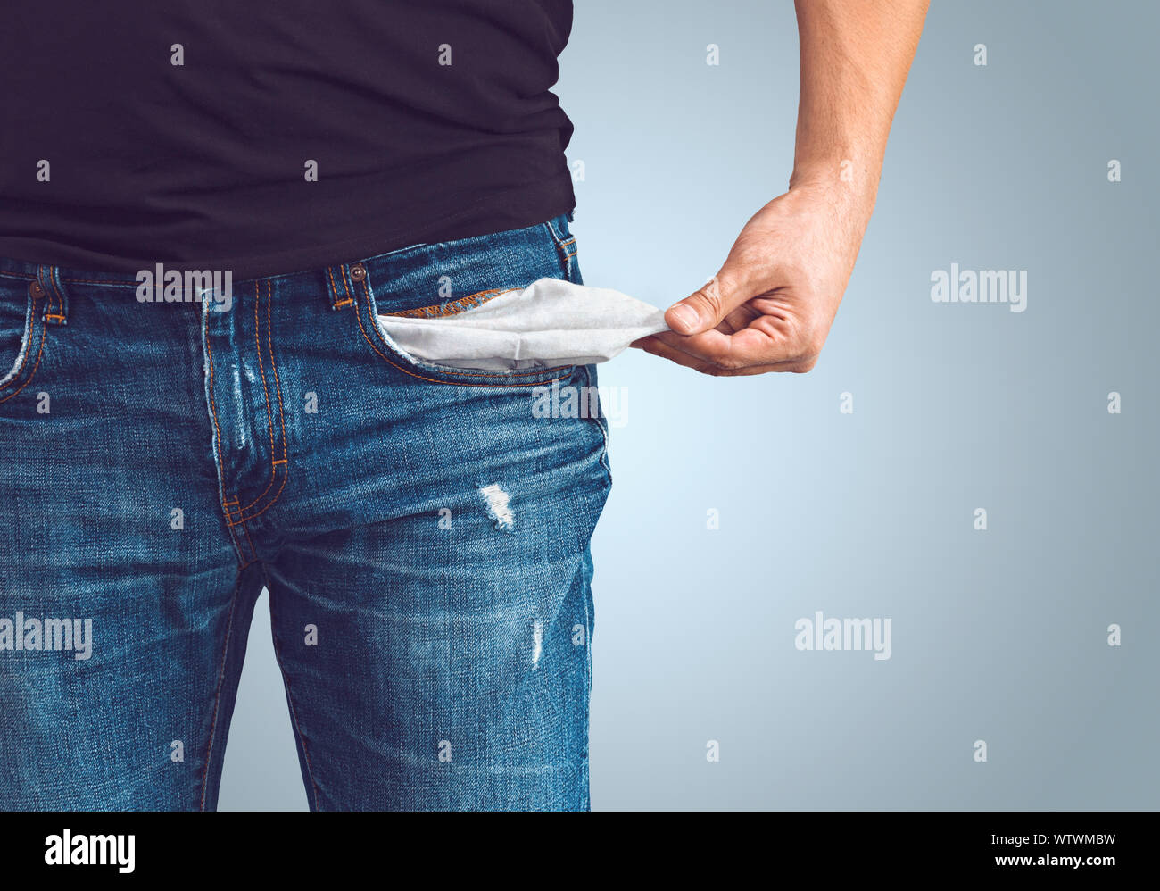 Armer Mann in Jeans mit leeren Tasche Stockfoto