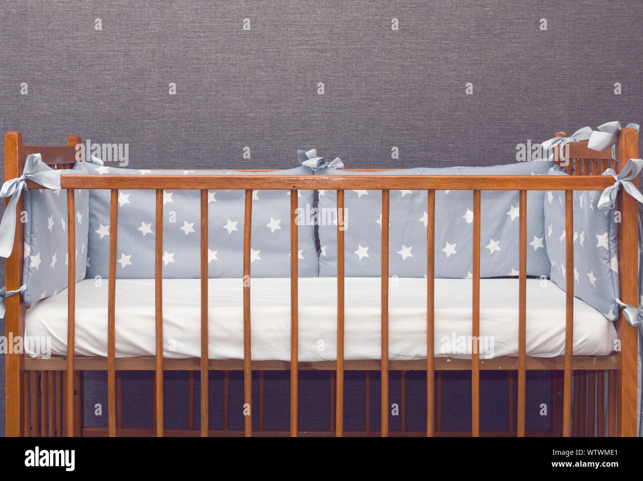 Vintage Holz dekoriert leer Babybett Stockfoto