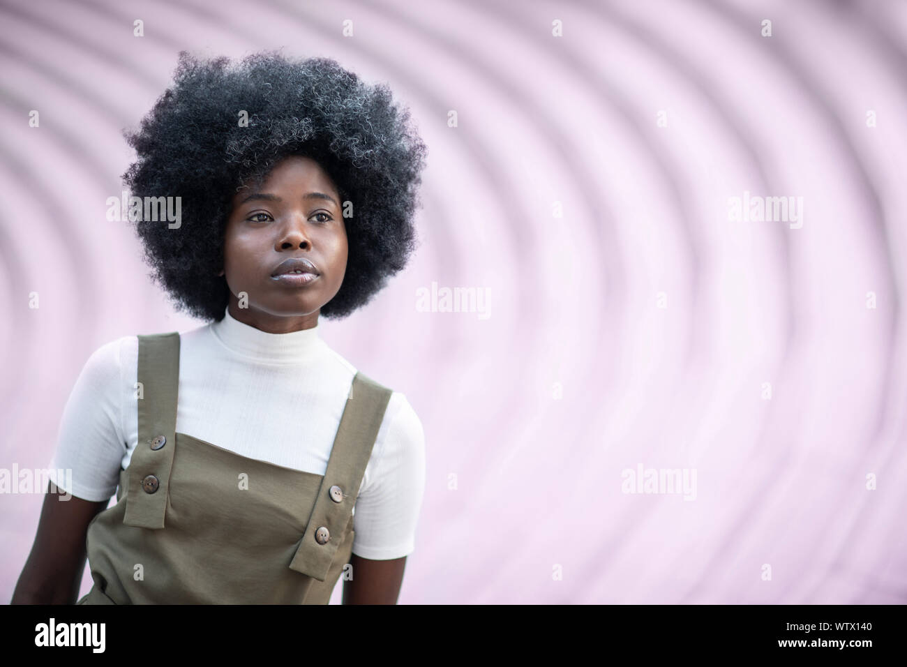 Afrikanische amerikanische Frau suchen Ferne inspiriert, stehend auf Beton Treppe in der Stadt Stockfoto