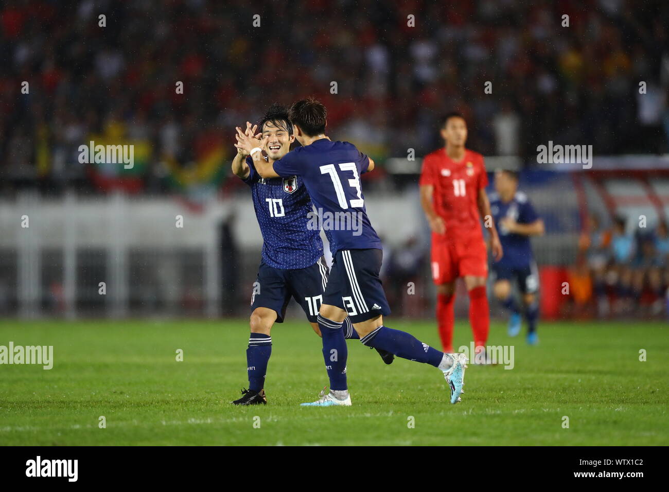 Japans Shoya Nakajima feiert mit Kento Hashimoto nach dem Scoring der öffnung Ziel während der FIFA-Weltmeisterschaft Katar 2022 asiatische nähere Bestimmung zweite Runde Gruppe F Match zwischen Myanmar 0-2 Japan an Thuwunna Stadion, Yangon, Myanmar am 10. September 2019. Credit: kenzaburo Matsuoka/LBA/Alamy leben Nachrichten Stockfoto