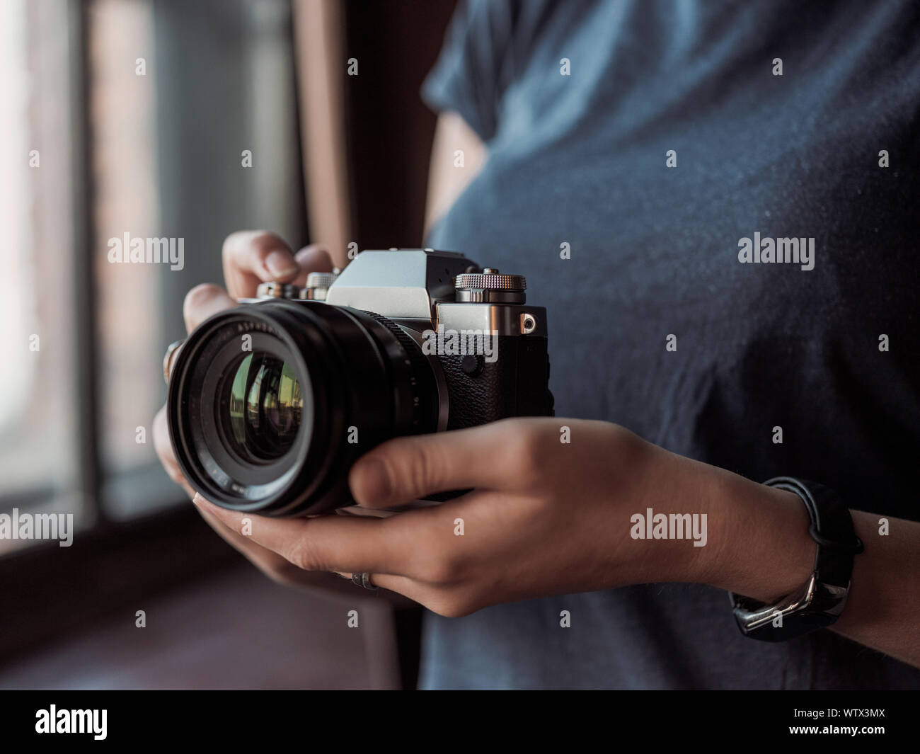 Moskau, Russland - 14. MÄRZ 2019: Fuji Kamera XT3, close-up der jungen Frau auf einem Studio Hintergrund Holding spiegellosen Kamera. Der Reporter ein pic Stockfoto