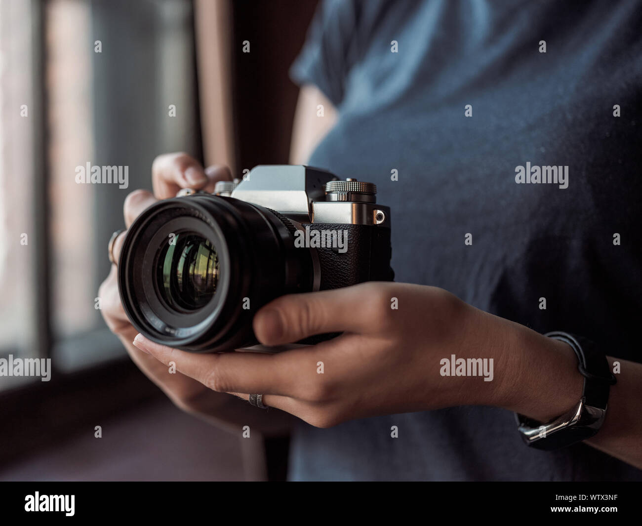 Moskau, Russland - 14. MÄRZ 2019: Fuji Kamera XT3, close-up der jungen Frau auf einem Studio Hintergrund Holding spiegellosen Kamera. Der Reporter ein pic Stockfoto