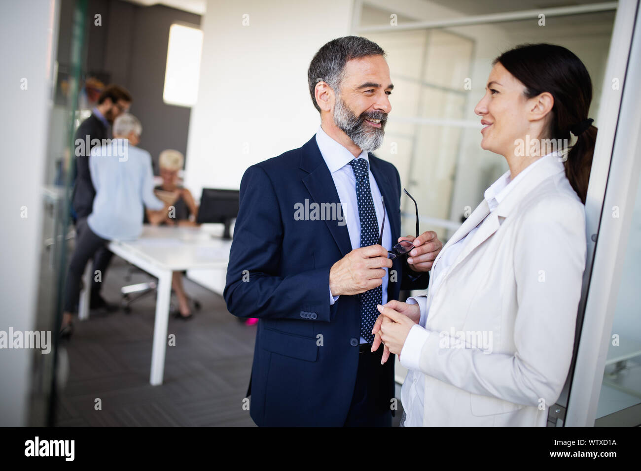 Geschäftsfrau in einem Interview mit einem älteren Geschäftsmann Stockfoto