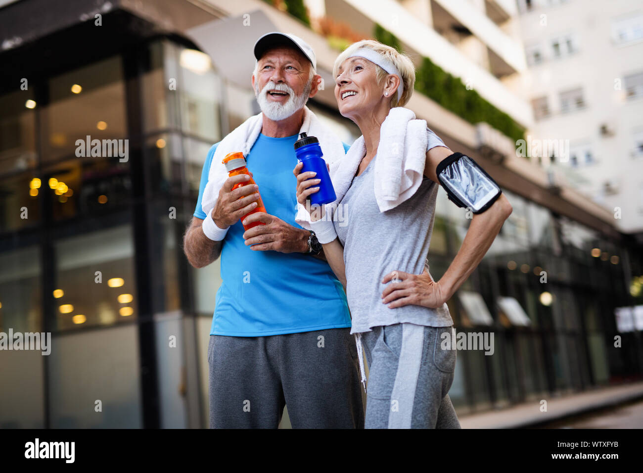 Stadt laufen Paar joggen außerhalb. Senior Paar Läufer Training im Freien Stockfoto