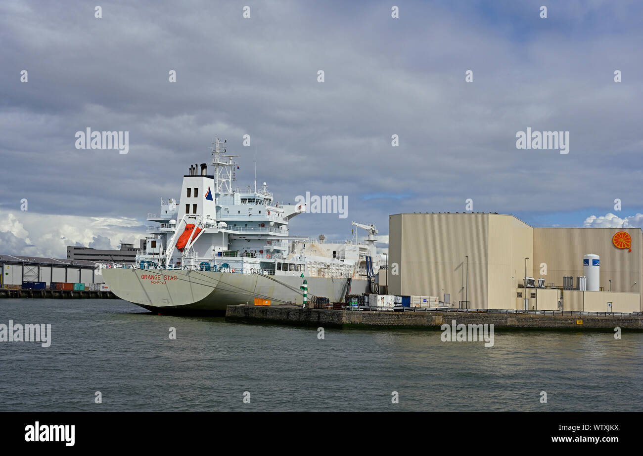 Der Hafen von Rotterdam, Niederlande - 2019.09.08: den gekühlten Orangensaft tanker Orange Star (imo Nr. 9564384) entladen Orangensaft ex Brasilien bei Ij Stockfoto