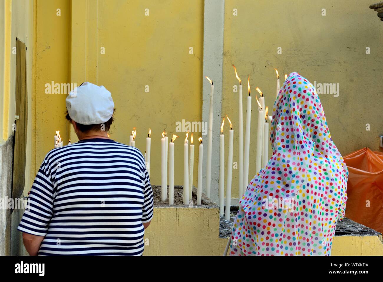 Menschen Kerzen anzünden außerhalb des Heiligen Spyridon Kirche, Korfu Stadt, Kerkyra, Korfu, Kerkira, Griechenland, Ionische Inseln Stockfoto